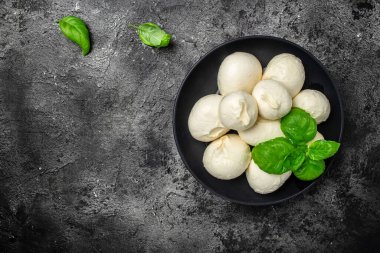 Fesleğenli Mozzarella peyniri. Koyu ahşap arka planda Caprese salatası için malzemeler. afiş, menü, metin için tarif yeri, üst görünüm.