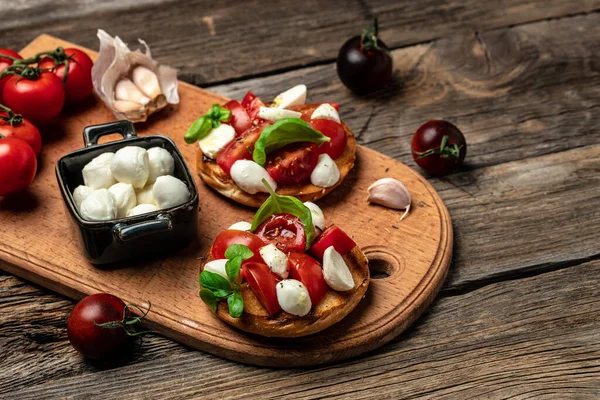 Toasty Caprese Mozzarellą Pomidorami Wiśniowymi Świeżą Bazylią Ogrodową Tradycyjna Włoska — Zdjęcie stockowe