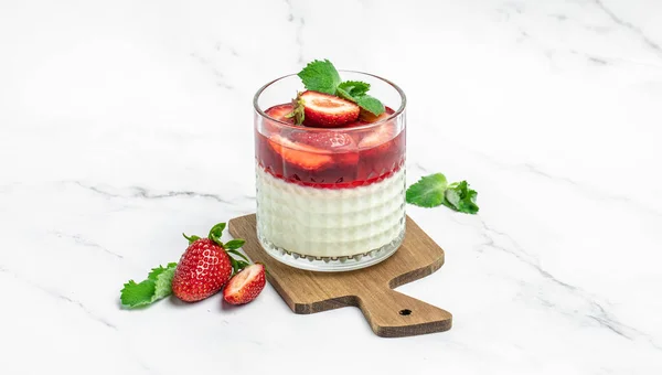 Dessert Panna Cotta Fresh Strawberry Glass Strawberries Italian Dessert White — Stock fotografie