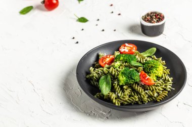 Ispanaklı sebzeli makarna. uygun diyet. Temiz yemek, diyet, vejetaryen yemek konsepti. en üstteki görünüm,