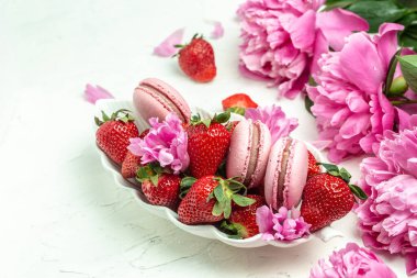 Beyaz arka planda şakayık güllü pembe badem kurabiyesi ya da kurabiye. Pankart, broşür, güzel kartpostal, güzel manzara.,