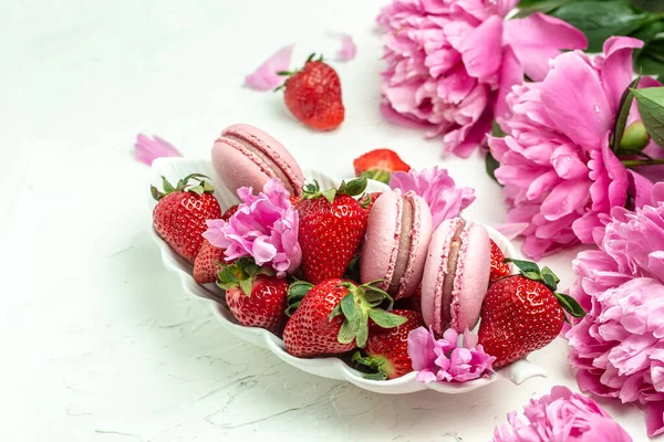 Beyaz arka planda şakayık güllü pembe badem kurabiyesi ya da kurabiye. Pankart, broşür, güzel kartpostal, güzel manzara.,