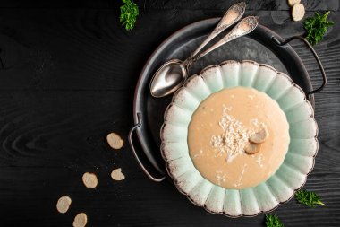 Lezzetli kremalı beyin çorbası, iskembe corbasi, Türk geleneksel akşamdan kalma tedavisi, diyet taze yemek çorbası öğle yemeği çorbası, mesaj için yer. en üstteki görünüm.