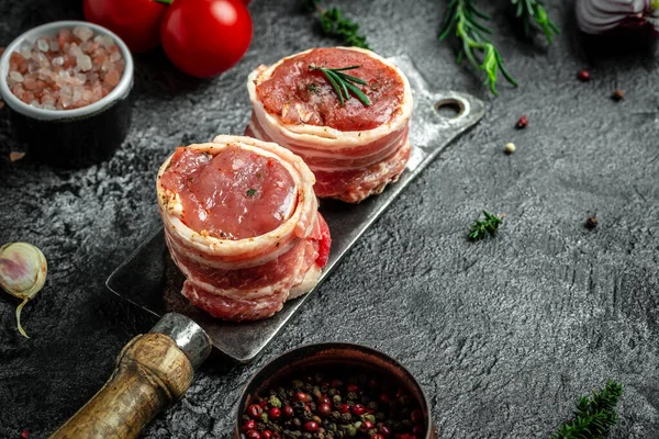 Çiğ et fileto mignon bifteği, metel tepside, biber ve tuzlu, fileminyon. Domuz pastırması ve kekik sarılı sığır filetosu biftekleri.,