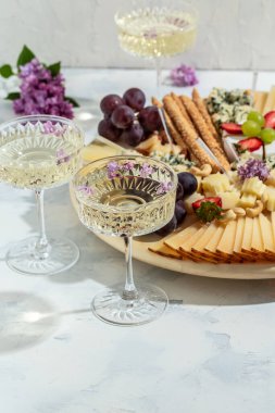 Antipasto tabağı çeşit çeşit yumuşak ve sert peynir. İspanyol manchego peyniri, jambon, jambon. Akşam yemeği ya da aperatif parti konsepti. yemek servisi afişi, menü, tarif.