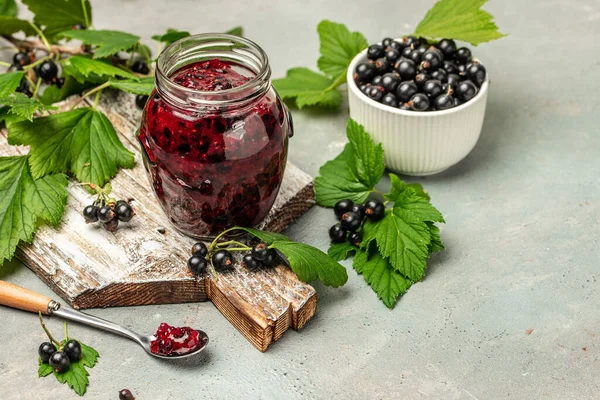 Lezzetli siyah frenk üzümü reçeli urd, krema veya reçel ve taze böğürtlen, pankart, menü, metin için tarif yeri, üst görünüm,