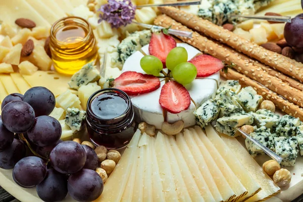 Antipasto tabağı, çeşitli yumuşak ve sert peynirlerden oluşan Antipasto Peynir tabağı. İspanyol manchego peyniri, aperatif parti konsepti, afiş, menü, metin için tarif yeri,