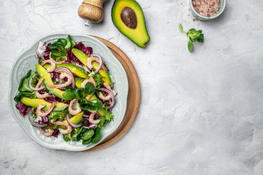 Taze avokado salatası, karides, marul yeşili karışım ve zeytinyağı, limon sosu. Sağlıklı yemek, lezzetli kahvaltı ya da atıştırmalık, temiz yemek, diyet, vejetaryen yemek konsepti. en üstteki görünüm.