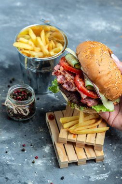 Jambonlu hamburger, peynir, pastırma, salata ve sebze. Büyük hamburger, Amerikan fast food. afiş, menü, metin için tarif yeri.