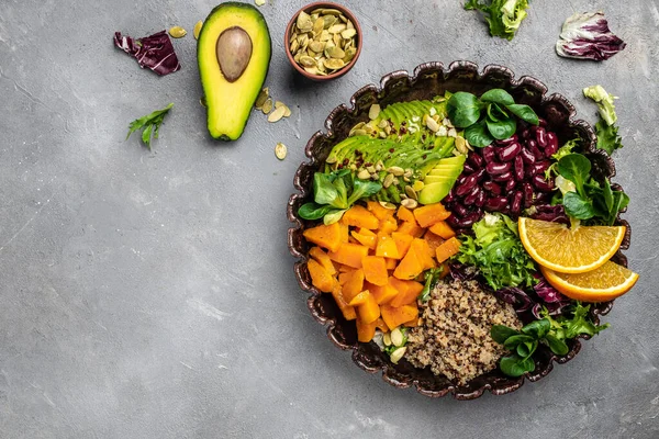 Kavanozda kinoa salatası, avokado, tatlı patates, gri arka planda fasulye. Süper yiyecek konsepti. Sağlıklı, temiz yeme konsepti. Vejetaryen ya da glütensiz diyet. en üstteki görünüm.