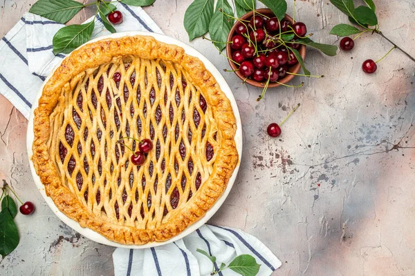 Lezzetli ev yapımı vişneli turta, Flaky Crust, tabakta bir parça ve tüm ev yapımı vişneli turta, uzun afiş formatı. en üstteki görünüm,