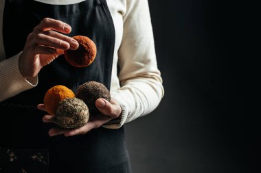 İsviçre körüklü peyniri. Kadın eli sepetin içinde koyu renk peynirli..