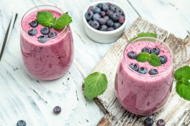 Hafif arka planda cam kaplı yabanmersinli smoothie. meyve tatlısı, sağlıklı beslenme konsepti Doğal detoks.