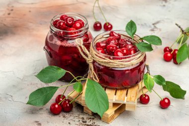 Şerbetli kiraz. Şerbetli kiraz. Hafif arka planda konserve meyve. Uzun pankart biçimi.