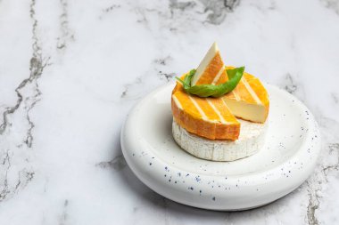 Brie peyniri seti. Camembert peyniri. Açık arkaplanda peynir ya da peynirli krem peynir. afiş, menü, metin için tarif yeri, üst görünüm.