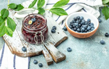 Hafif arkaplanda taze yaban mersini reçeli. sağlıklı ve diyet gıdalar. afiş, menü, metin için tarif yeri, üst görünüm.