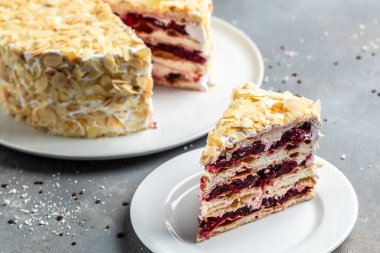 Kirazlı pasta ve beyaz krema. Tatlı tatlı pasta dilimi.