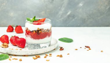 Taze meyve, yoğurt ve granola ile çilekli parfe, uzun pankart,