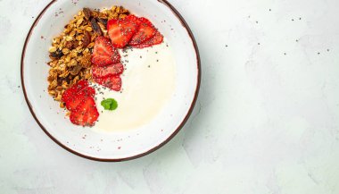 Crostini veya çilekli tost ve krem peynirli ricotta. Lezzetli kahvaltı ya da atıştırmalık, temiz yemek, diyet, vejetaryen yemek konsepti. en üstteki görünüm.