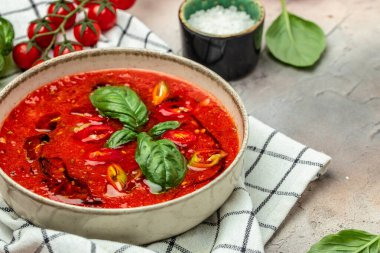 Geleneksel İspanyol çorbası püre gaspacho ya da gazpachoon hafif bir arka plan. Restoran menüsü, diyet, yemek kitabı tarifi üst görünümü.