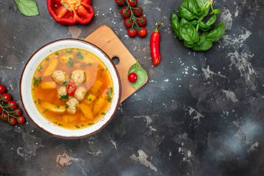Köfte ve sebzeli baharatlı domates çorbası koyu arkaplan, restoran menüsü, diyet, yemek tarifi üst görünüm.,