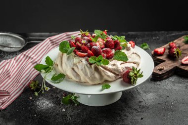 Ev yapımı lezzetli kremalı Pavlova kremalı, taze çilekli.,