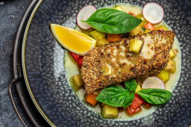 Biber soslu ve sebzeli fındıklı balık filetosu, sağlıklı yağlar, kilo vermek için temiz yemek, ketogenik diyet yiyecekler. tarif üst görünümü,