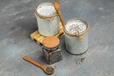 Gri arka planda laktozsuz yoğurtlu Chia Seed. Chia tohumlu yoğurt sağlıklı süper yiyecek. Süzme peynirli buzlu içecek. metin için yer.