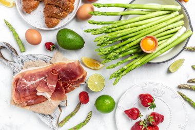 kuşkonmaz, jambon, jambon, jambon, yumurta. Ketogenik diyet öğle yemeği konsepti. Keto Paleo diyet menüsü üst görünümü.