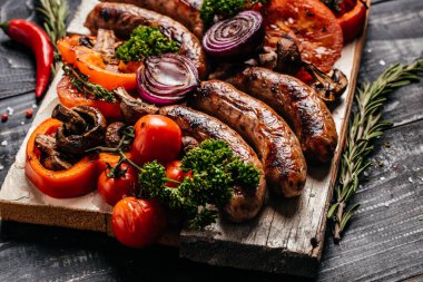 Barbekü menüsü. Tahta tahtada sebzeli leziz bbq aperatifleri ızgara et çeşitleri. afiş, menü, metin için tarif yeri, üst görünüm.