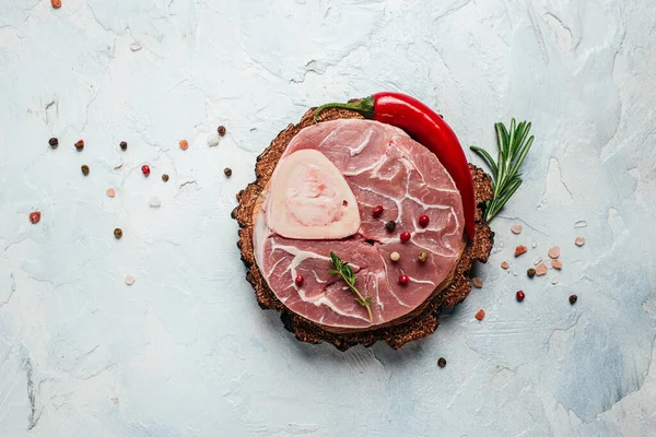 Rauwe Ossobuko Steak Marmer Vlees Met Kruiden Specerijen Donkere Achtergrond — Stockfoto