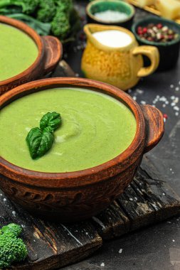 Fesleğen ve kremalı enfes brokoli çorbası, diyet detoks gıda konsepti, dikey görüntü. Üst Manzara. metin için yer,