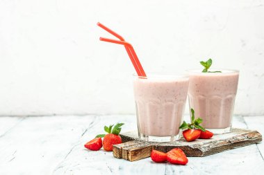 Beyaz arka planda cam kavanozda çilekli yoğurt. Sağlıklı vejetaryen içeceği. metin için yer, uzun pankart biçimi.