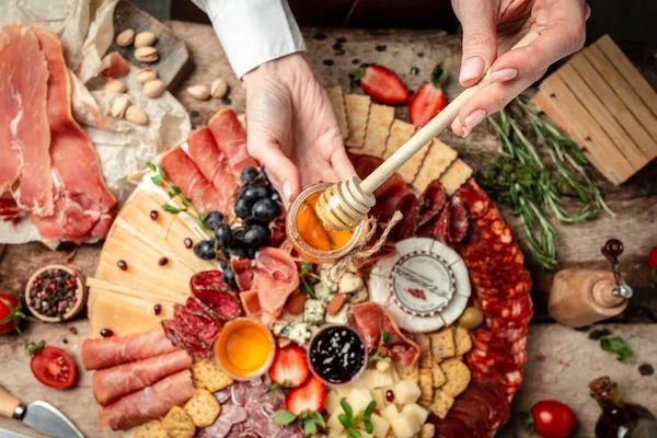 Traditional Italian Antipasto Assorted Cheeses Grapes Olives Prosciutto Rosemary Delicious — Stock Photo, Image