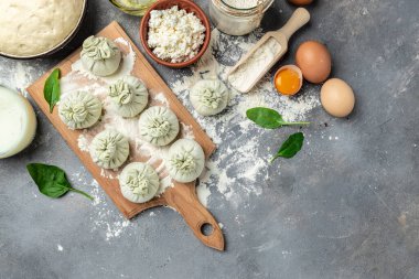 Peynirli ve ıspanaklı çiğ Khinkali. afiş, menü, metin için tarif yeri, üst görünüm.