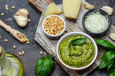 Geleneksel İtalyan pesto fesleğeni, zeytinyağı, parmesan, sarımsak, çam fıstığı. afiş, metin için menü tarifi yeri, üst görünüm.