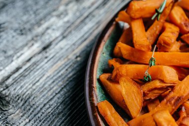 Siyah arka planda otlu patates kızartması. Uzun afiş biçimi. en üstteki görünüm.