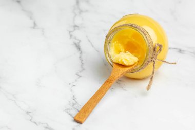 Ghee tereyağını temizledi. Biyo Ayurveda Laktozsuz, hafif arka planda yüksek kaliteli tereyağı. metin için yer, üst görünüm.