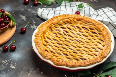 Lezzetli ev yapımı vişneli turta, Flaky Crust, tabakta bir parça ve tüm ev yapımı vişneli turta, uzun afiş formatı. en üstteki görünüm,