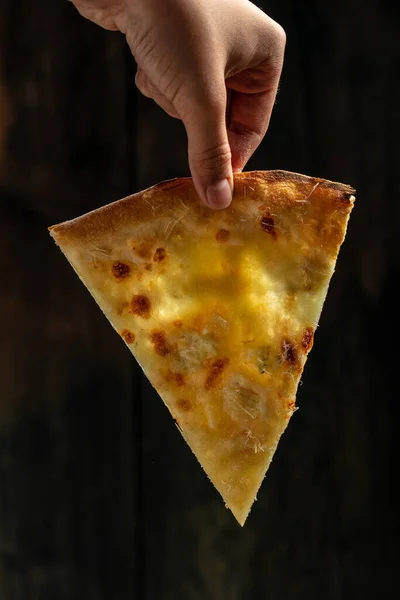 Kobiety Trzymające Pizzę Four Cheeses Cheddar Parmesan Mozzarella Ciemnym Tle — Zdjęcie stockowe
