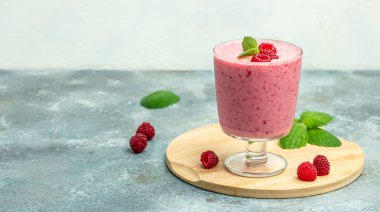 Mavi mermer masanın üzerinde ahudududulu yoğurt püresi. Doğal detoks. Uzun pankart biçimi.