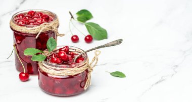 Şerbetli kiraz. Şerbetli kiraz. Hafif arka planda konserve meyve. Uzun pankart biçimi.