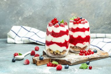 Yoğurtlu granola parfe yaban mersini ve ahududu. Uzun pankart biçimi.