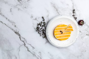 Krem rengi brie peyniri ya da camambert peyniri. Lezzetli dengeli gıda konsepti. metin için yer, üst görünüm.