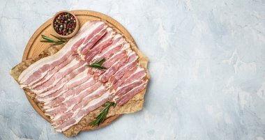 Pastırma dilimleri. Hafif arka planda biberiyeli domuz eti, Keto diyet gıda malzemeleri. Uzun afiş biçimi. en üstteki görünüm.