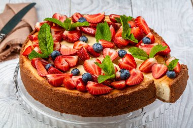 Tatlı olarak taze çilekli nefis cheesecake. sağlıklı organik yaz meyveli tatlı cheesecake. Ev yapımı peynirli kek..