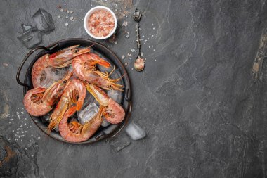 Karides, karides. Buzlu deniz ürünleri, kırmızı Arjantin karidesleri, vahşi karidesler, okyanus jumbo karidesleri. afiş, menü, metin için tarif yeri, üst görünüm,