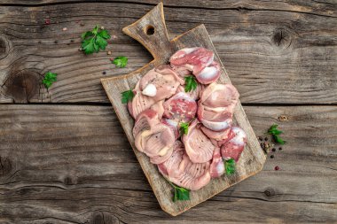 Tavada tavuk var. Çiğ, çiğ tavuk ve mide. Mutfak, yemek pişirme, konsept. afiş, metin için menü tarifi yeri, üst görünüm.