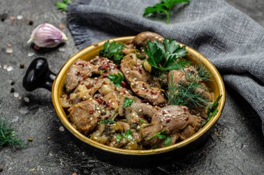 Haşlanmış tavuk midesi, geleneksel Kore baharatlı tavuk soğanlı, sarımsaklı, kırmızı biberli ve susamlı sandviç.,