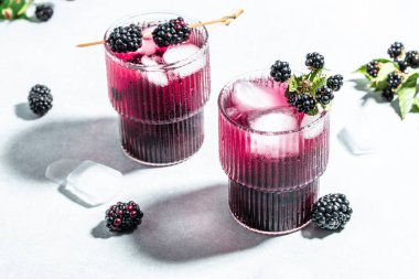 Beyaz arka planda böğürtlenli limonata. metin için yer, üst görünüm.